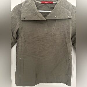 Ryan Roberts Crinkle Fabric Pullover W/ Pockets Option to Snap Collar Closed